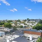 \'Easy Jeays\' Executive Living Near Fortitude Valley