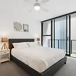 Inner-City 2-Bed With Parking & Rooftop Jacuzzi