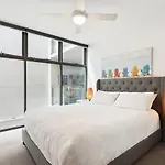 Inner-City 2-Bed With Parking & Rooftop Jacuzzi