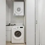 Inner-City 2-Bed With Parking & Rooftop Jacuzzi