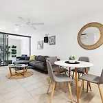 Inner-City 2-Bed With Parking & Rooftop Jacuzzi