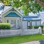 \'Carininya\' Indoor-Outdoor Charm In Buzzing Locale