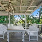 \'Carininya\' Indoor-Outdoor Charm In Buzzing Locale