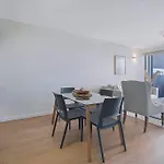 \'Easy Jeays\' Executive Living Near Fortitude Valley