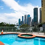 Story Bridge View With Parking And Pool Apartment *
