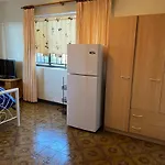 Aspley Bedroom & Share Bathroom With Other Guests