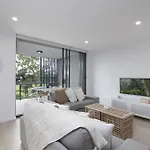 Chic 2-Bed By Train Station With Secure Parking