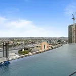 Cosy 1-Bed With River Views Pool Gym & Bbq