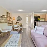Boho Beauty ~ 2 Bed/2 Bath/1 Car ~ New Farm
