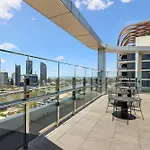 Chic 2-Bed With Rooftop Pool Overlooking The City