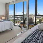 Cozy 2 Bed Retreat Milton - Pool, Walk To Sstadium