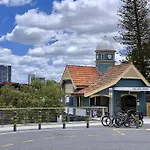 Contemporary Comfy ~ 2Bed/2Bath/1Car ~ Hawthorne