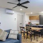 Slick 1 Bedroom + Carpark Apartment - Walk To City