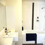Perfect Locale 2bed Parking Apartment *