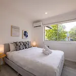 Holiday home Convenient Comfort 4br Near Malls And Transport