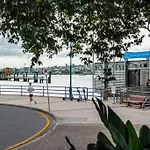 Woolstore Elegance ~ 2Bed/2Bath/1Car ~ Teneriffe