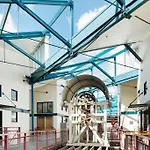 Woolstore Elegance ~ 2Bed/2Bath/1Car ~ Teneriffe