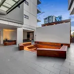 Resort Living~1Bed/1Bath/1Car/Views ~ Sth Brisbane