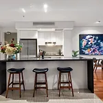 Skyhigh Executive! ~ 2Bed/2Bath/1Car/Views ~ Cbd