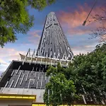Skyhigh Executive! ~ 2bed/2bath/1car/views ~ Cbd