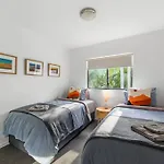 Home Away From Home! 2Bed/1Bath/Car/Pool~2Kms Cbd
