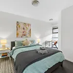 Home Away From Home! 2Bed/1Bath/Car/Pool~2Kms Cbd