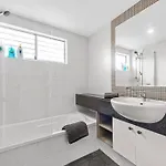 Apartment Prime Position! 3bed/2bath/1car ~ 10mins To Cbd *