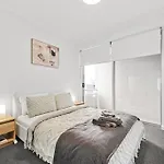 Apartment Prime Position! 3bed/2bath/1car ~ 10mins To Cbd