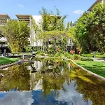 Apartment Prime Position! 3bed/2bath/1car ~ 10mins To Cbd *