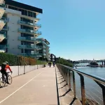 Leafy, Quiet Hideaway! 2Bed/2Bath/1Car~ Teneriffe