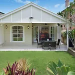 The Family Getaway ~ 3 Bed/2 Bath/1Car ~ Wooloowin