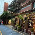 Views And Vibes - Free Parking - Great Location - Outdoor Pool!