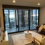 Views And Vibes - Free Parking - Great Location - Outdoor Pool!