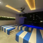 Views And Vibes - Free Parking - Great Location - Outdoor Pool!