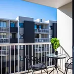 Urban Luxury City Apartment With Pool And Parking