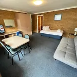 Paramount Motel