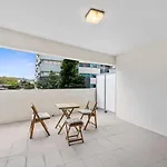 Modern Riverside Oasis - Gym Pool Wifi & Parking