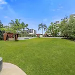 Modern Riverside Oasis - Gym Pool Wifi & Parking