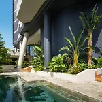 Stylish 2Br Haven In West Ends Vibrant Heart