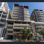 Discover Urban Bliss In Our 1-bedroom King Bed Apartment! Views And Cultural Gems *