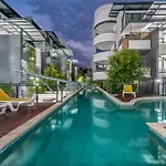 Inner-City Brisbane 1-Bed With Pool Gym & Parking