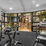 Inner-City Brisbane 1-Bed With Pool Gym & Parking