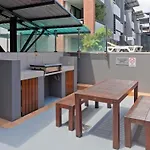 Inner-City Brisbane 1-Bed With Pool Gym & Parking