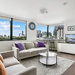 1-Bed Brisbane City Pad With Sweeping Views