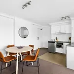 1-Bed Brisbane City Pad With Sweeping Views