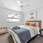 Stylish & Superb! 2Bed/2Bath/1Car~ Walk To Cbd