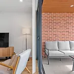 Stylish & Superb! 2Bed/2Bath/1Car~ Walk To Cbd