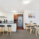 2-Bed City Abode With Swimming Pool Gym & Views