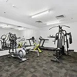 2-Bed City Abode With Swimming Pool Gym & Views