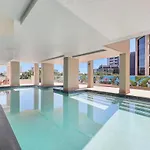 2-Bed City Abode With Swimming Pool Gym & Views